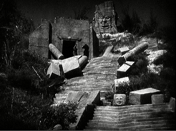 『ミイラの復活』 1940、約1時間2分：神殿への階段、夜