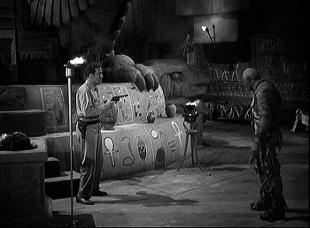 『ミイラの復活』 1940、約1時間4分：奥に獣の横顔状の台座の脚