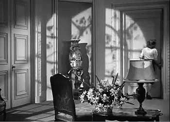 『レベッカ』 1940、約18分：南仏、壁に落ちる影