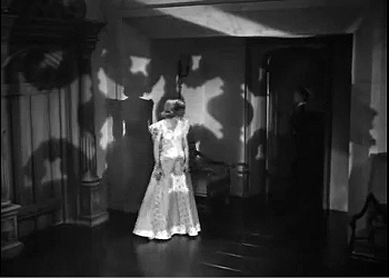 『レベッカ』 1940、約31分：ヒロインの部屋の手前