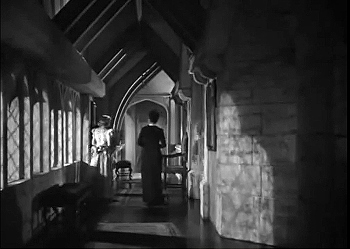『レベッカ』 1940、約32分：ヒロインの部屋から大階段への廊下