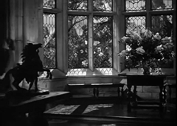 『レベッカ』 1940、約49分：出窓