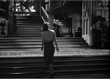 『レベッカ』 1940、約1時間1分：大階段へ