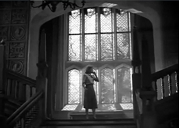 『レベッカ』 1940、約1時間4分：大階段踊り場