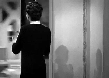 『レベッカ』 1940、約1時間6分：レベッカの部屋、衣裳戸棚