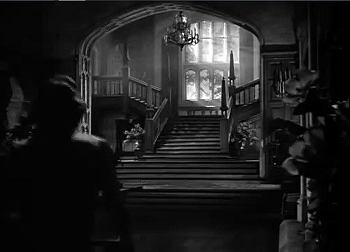 『レベッカ』 1940、約1時間11分：大広間から大階段