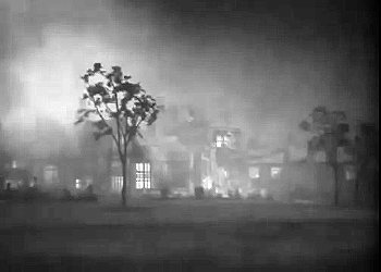 『レベッカ』 1940、約1時間14分：マンダレイ、霧の日の外観