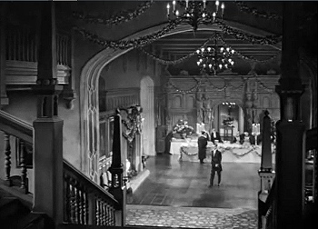 『レベッカ』 1940、約1時間14分：大階段踊り場から大広間