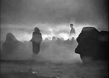 『レベッカ』 1940、約1時間21分：霧の夜の浜辺