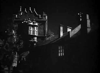 『レベッカ』 1940、約2時間2分：マンダレイ、夜の一角、窓に動く灯り