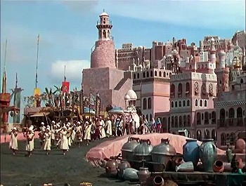 『バグダッドの盗賊』 1940、約27分：バスラ、宮殿前への橋とピンクの街