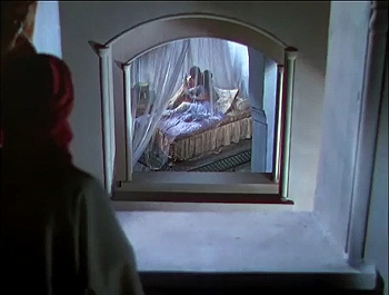 『バグダッドの盗賊』 1940、約48分：王女の部屋を見下ろす中二階