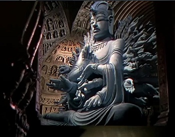 『バグダッドの盗賊』 1940、約1時間15分：千手観音風巨大神像、斜め右下から
