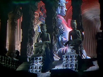 『バグダッドの盗賊』 1940、約1時間16分：千手観音風巨大神像の左の半跏思惟像二体