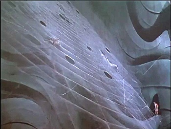 『バグダッドの盗賊』 1940、約1時間18分：巨大神像の脚附近＋蜘蛛の巣