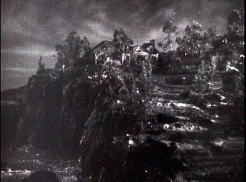 『悪魔の命令』 1941、約0分：崖の上の屋敷、嵐の夜