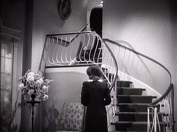 『悪魔の命令』 1941、約32分：自宅、玄関広間の階段