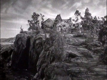 『悪魔の命令』 1941、約32分：崖の上の屋敷、昼間