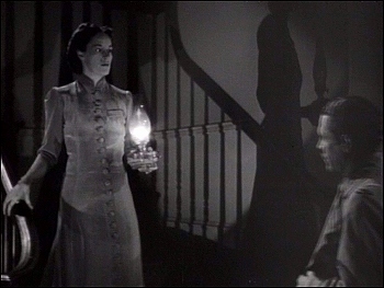 『悪魔の命令』 1941、約36分：二階への階段