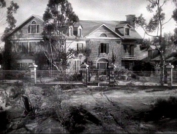 『悪魔の命令』 1941、約42分：屋敷、昼間