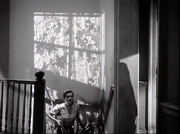 『悪魔の命令』 1941、約42分：階段室と壁に映る窓の影