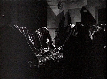 『悪魔の命令』 1941、約43分：実験室、黒い布をかぶせた何か