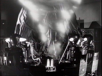 『悪魔の命令』 1941、約46分：実験室、作動した装置