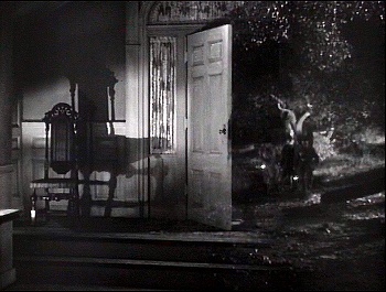 『悪魔の命令』 1941、約49分：玄関脇の椅子、右半は次のカットの屋外