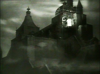 『市民ケーン』 1941、約2分：城の一角と灯りのついた窓
