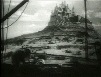 『市民ケーン』 1941、約3分：建造中の城、手前に船