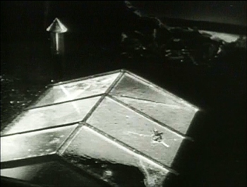 『市民ケーン』 1941、約15分：クラブの天窓、上空から