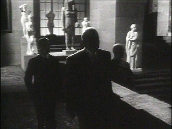 『市民ケーン』 1941、約1時間43分：吹抜回廊、右下に大階段