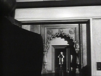 『市民ケーン』 1941、約1時間46分：スーザンの部屋の扉から出入口への廊下