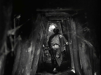 『甲賀屋敷』 1949、約5分：地下の坑道状通路
