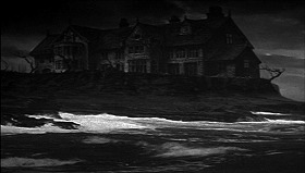 『人喰い人魚伝説』 2001　約0分：ウルリッチ邸、夜の外観