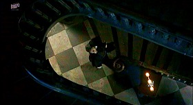 『ノーサンガー・アベイ』 2007　約1時間19分：廻り階段の中空　真上から