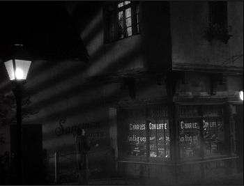 『狼男』 1941　約58分：骨董屋の壁に落ちる縞状の影