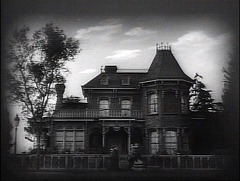 『偉大なるアンバーソン家の人々』 1942　約0分：屋敷(1)、正面