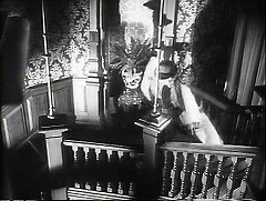 『キャット・ピープル』 1942　約8分：アパートの階段、上から　二階附近の踊り場