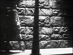 『キャット・ピープル』 1942　約43分：石垣沿いの歩道＋街灯