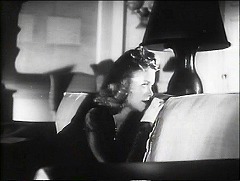 『キャット・ピープル』 1942　約59分：居間のソファ