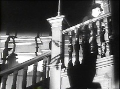 『キャット・ピープル』 1942　約1時間2分：アパートの階段、上階附近