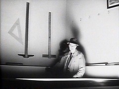 『キャット・ピープル』 1942　約1時間4分：夜の事務室＋壁にかけた定規、三角定規の影