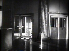 『キャット・ピープル』 1942　約1時間6分：ビル、一階のロビー　回転ドアとエレヴェイター