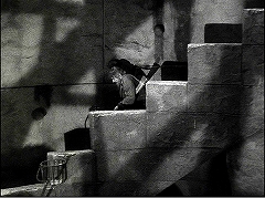 『フランケンシュタインの幽霊』 1942　約4分：塔内の階段