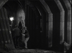 『フランケンシュタインの幽霊』 1942　約5分：城の玄関