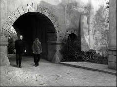 『フランケンシュタインの幽霊』 1942　約11分：村の入口