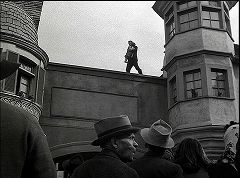 『フランケンシュタインの幽霊』 1942　約13分：屋根附近、下から