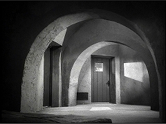 『フランケンシュタインの幽霊』 1942　約28分：裏口の先の廊下