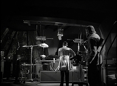 『フランケンシュタインの幽霊』 1942　約39分：研究室、第一の手術